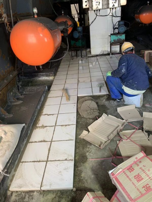 耐酸磚的鋪貼與維護：筑牢防腐屏障的關(guān)鍵一步